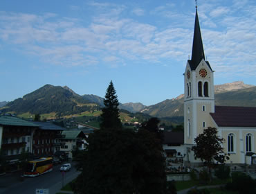 Riezlern mit Kirche und Hohen Ifen