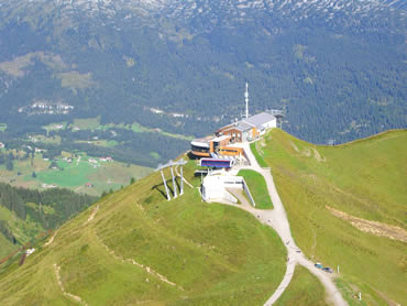 Blick vom Kanzelwandgipfel zur Bergstation