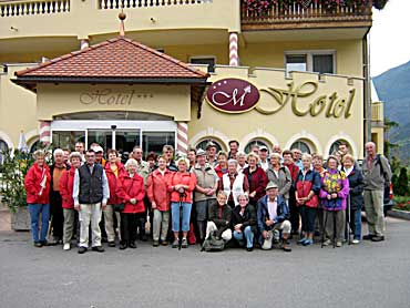 Wandergruppe vor dem Hotel Maria Theresia