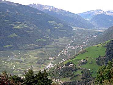 Blick in den Vinschgau und auf Schloss Juval