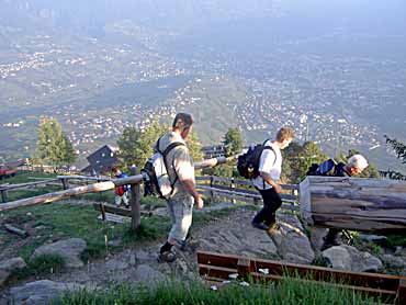 Abstieg zur Mutkopfhtte mit Meran im Hintergrund