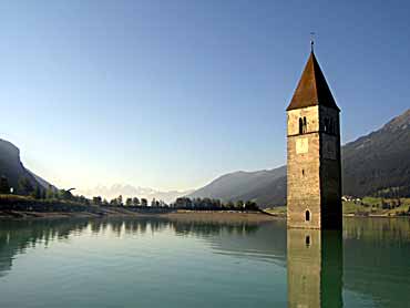 Der Reschensee mit Kirchturm, die Ortlergruppe im Hintergrund