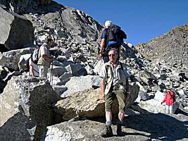 Mitten im Gerllfeld mit Rckblick zum Halsjchl