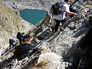 Steiler Abstieg mit Kettensicherung