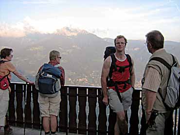 Warten auf die Gondel an der Hochmuthbergstation, mit Blick auf Meran und Dorftirol 