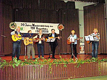 Die Gitarrengruppe Ernsthausen-Rosenthal spielt Wanderlieder