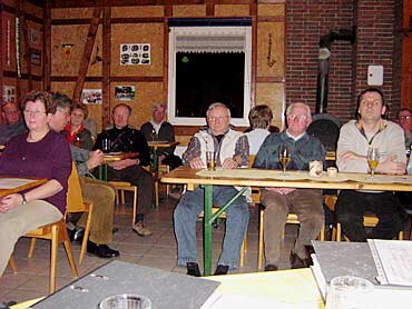 Einige Mitglieder h�ren aufmerksam zu