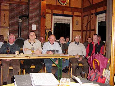 Einige Mitglieder h�ren aufmerksam zu