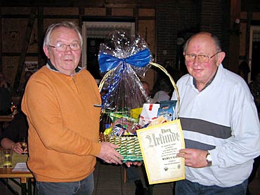 Die Ehrung mit Urkunde und Pr�sentkorb