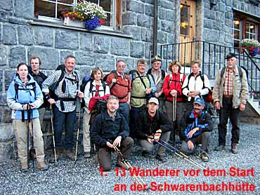 13 Wanderer vor dem Start an der Schwarenbachhtte (Hotel)