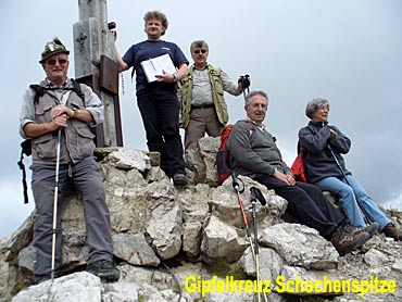 Am Gipfelkreuz auf der Schochenspitze