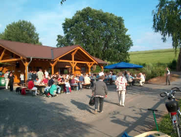 Besucher vor der H�tte