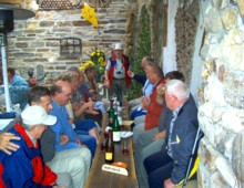 In der Strau�wirtschaft in froehlicher Runde