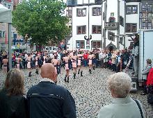 Buntes Treiben auf dem Marktplatz von Saalfeld