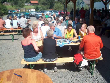 Gemuetliches Beisammensein mit deftiger Staerkung