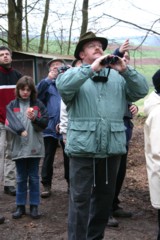Konrad Trust bei der Vogelbeobachtung