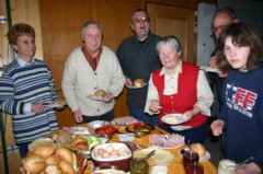 Wanderer am Fruehstuecksbuefett