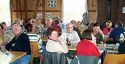 Wanderer bei Kaffee und Kuchen im Innenraum